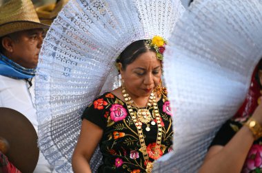 Oaxaca, Meksika - 10 Temmuz 2023: Oaxaca, Meksika 'da düzenlenen geleneksel folklor festivali sırasında kimliği belirsiz kişiler.