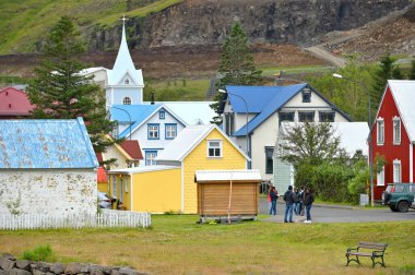 Seydisfjordur, Doğu İzlanda - 07 Ağustos 2024: İzlanda 'nın doğu bölgesinin mimarisi, aynı adı taşıyan İzlanda fiyordunun en iç noktası.