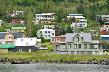 Seydisfjordur, Doğu İzlanda - 07 Ağustos 2024: İzlanda 'nın doğu bölgesinin mimarisi, aynı adı taşıyan İzlanda fiyordunun en iç noktası.