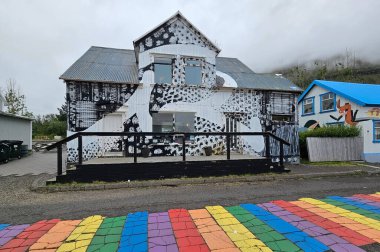 Seydisfjordur, Doğu İzlanda - 07 Ağustos 2024: İzlanda 'nın doğu bölgesinin mimarisi, aynı adı taşıyan İzlanda fiyordunun en iç noktası.