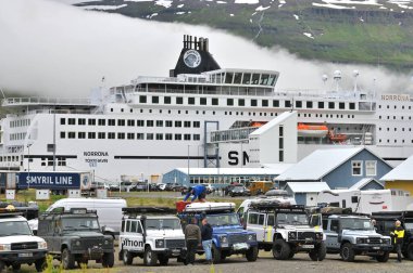 Seydisfjordur, Doğu İzlanda - 25 Temmuz 2024: Smyril Line feribotu MS Norrona, Siglufjordur Kuzey İzlanda 'da parlak bir bahar gününde