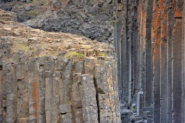 Doğu İzlanda 'daki Studlagil bazalt kanyonu. Kanyon, Doğu İzlanda 'daki Jokuldalur Vadisi' nin üst kesiminde yer almaktadır.