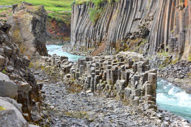 Doğu İzlanda 'daki Studlagil bazalt kanyonu. Kanyon, Doğu İzlanda 'daki Jokuldalur Vadisi' nin üst kesiminde yer almaktadır.