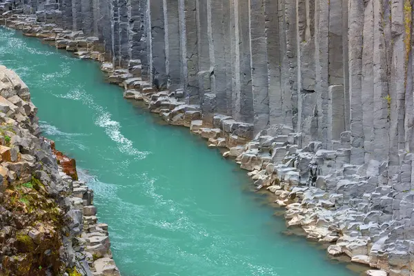 Doğu İzlanda 'daki Studlagil bazalt kanyonu. Kanyon, Doğu İzlanda 'daki Jokuldalur Vadisi' nin üst kesiminde yer almaktadır.