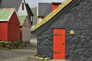Faroe Adaları, 13 Ağustos 2024: Danimarka 'nın Faroe Adaları' ndaki tipik çatı evleri.