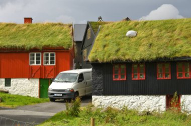 Faroe Adaları, 15 Ağustos 2024: Danimarka 'nın Faroe Adaları' ndaki tipik çatı evleri.