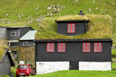 Faroe Adaları, 15 Ağustos 2024: Danimarka 'nın Faroe Adaları' ndaki tipik çatı evleri.