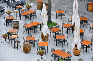 Kahve ve restoran için boş teras, ahşap masalar, Avrupa 'da antika sandalyeler