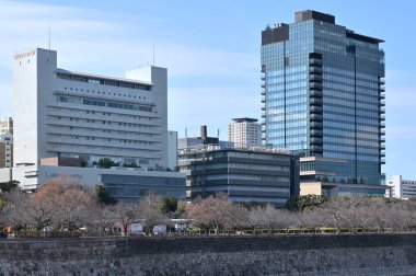Osaka, Japonya - 18 Şubat 2025: Japonya 'nın üçüncü büyük şehri Osaka, Japonya' daki modern binaların mimarisi