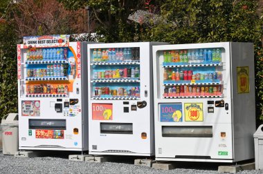 Kyoto, Japonya- 20 Şubat 2025: çeşitli meşrubat ve çay makineleri. İçecek otomatları tüm Japonya 'da çok yaygındır.