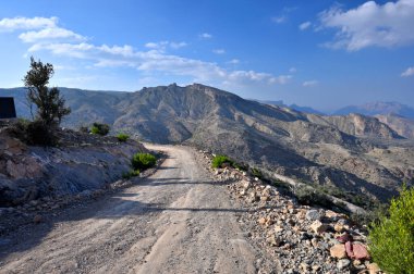 Sabah vakti Sayq Platosu 'nun dağ manzarası. Jebel Akhdar dağları Umman Sultanı.