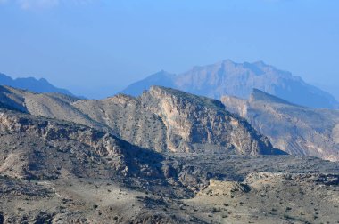 Sabah vakti Sayq Platosu 'nun dağ manzarası. Jebel Akhdar dağları Umman Sultanı.