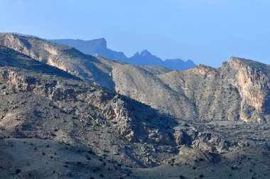 Sabah vakti Sayq Platosu 'nun dağ manzarası. Jebel Akhdar dağları Umman Sultanı.