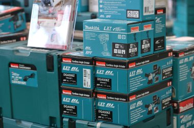 Kaunas, Litvanya - 27 Mart 2025: Kaunas, Litvanya 'da satılık profesyonel elektrikli Makita marka araçlar.