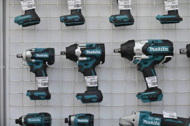 Kaunas, Litvanya - 27 Mart 2025: Kaunas, Litvanya 'da satılık profesyonel elektrikli Makita marka araçlar.