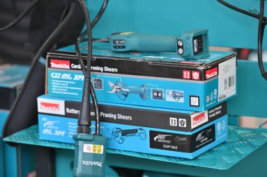 Kaunas, Litvanya - 27 Mart 2025: Kaunas, Litvanya 'da satılık profesyonel elektrikli Makita marka araçlar.