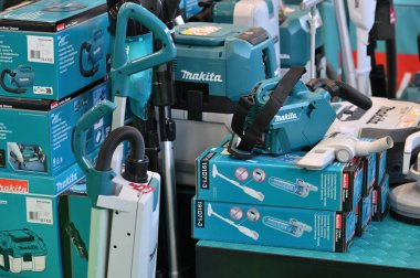 Kaunas, Litvanya - 27 Mart 2025: Kaunas, Litvanya 'da satılık profesyonel elektrikli Makita marka araçlar.