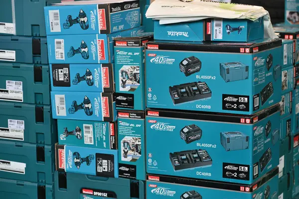 Kaunas, Litvanya - 27 Mart 2025: Kaunas, Litvanya 'da satılık profesyonel elektrikli Makita marka araçlar.