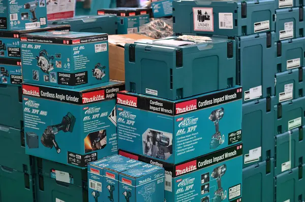 Kaunas, Litvanya - 27 Mart 2025: Kaunas, Litvanya 'da satılık profesyonel elektrikli Makita marka araçlar.