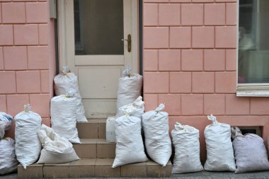 İnşaat atık çuvalları inşaat halindeki evin yakınındaki hurdaya atılıyor..