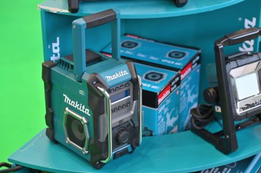 Kaunas, Litvanya - 27 Mart 2025: Kaunas, Litvanya 'da profesyonel elektrikli Makita marka radyo satışı