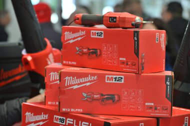 Kaunas, Litvanya - 27 Mart 2025: Kaunas, Litvanya 'da satılık profesyonel elektrikli Milwaukee marka araçlar