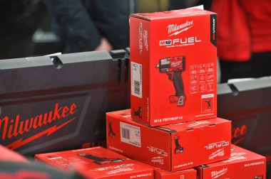 Kaunas, Litvanya - 27 Mart 2025: Kaunas, Litvanya 'da satılık profesyonel elektrikli Milwaukee marka araçlar