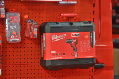 Kaunas, Litvanya - 27 Mart 2025: Kaunas, Litvanya 'da satılık profesyonel elektrikli Milwaukee marka araçlar