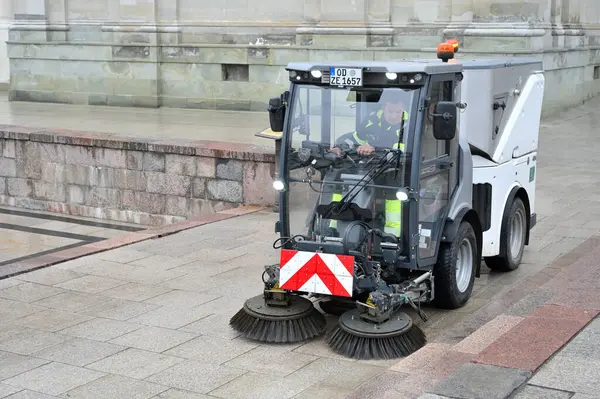 Vilnius, Litvanya - 26 Mart 2025: Vilnius eski kasabasındaki sokak temizleyicisi.