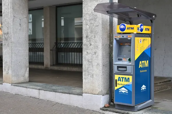 Vilnius, Litvanya - 26 Mart 2025: ATM 'de. Nakit para. Vilnius eski kasabasında beleş para çekme makinesi. 
