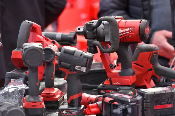 Kaunas, Litvanya - 27 Mart 2025: Kaunas, Litvanya 'da satılık profesyonel elektrikli Milwaukee marka araçlar