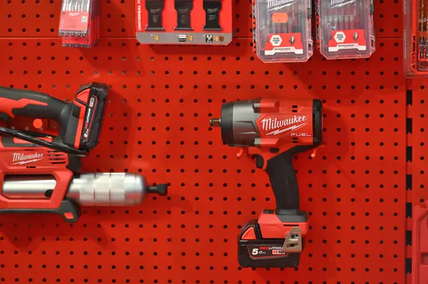 Kaunas, Litvanya - 27 Mart 2025: Kaunas, Litvanya 'da satılık profesyonel elektrikli Milwaukee marka araçlar