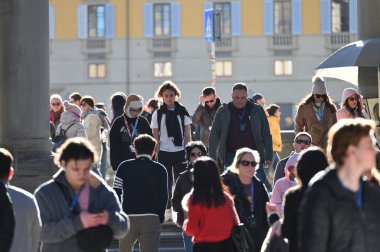 Floransa, İtalya - 25 Aralık 2024: Floransa, İtalya 'daki eski bir kasabanın sokaklarında kimliği belirsiz insanlar