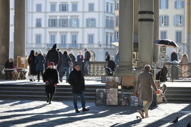 Floransa, İtalya - 25 Aralık 2024: Floransa, İtalya 'daki eski bir kasabanın sokaklarında kimliği belirsiz insanlar