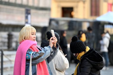 Floransa, İtalya - 26 Aralık 2024: Floransa, İtalya 'daki eski bir kasabanın sokaklarında kimliği belirsiz insanlar