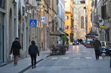 Floransa, İtalya - 26 Aralık 2024: Floransa, İtalya 'daki eski bir kasabanın sokaklarında kimliği belirsiz insanlar
