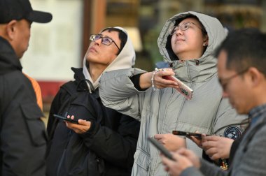 Floransa, İtalya - 26 Aralık 2024: Floransa, İtalya 'daki eski bir kasabanın sokaklarında kimliği belirsiz insanlar