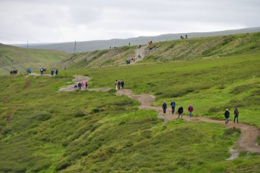 İzlanda - 25 Temmuz 2024: Doğu İzlanda 'daki Studlagil bazalt kanyonunu ziyaret eden bilinmeyen kişiler. Kanyon, Doğu İzlanda 'daki Jokuldalur Vadisi' nin üst kesiminde yer almaktadır.