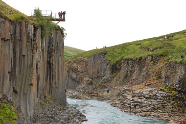 İzlanda - 25 Temmuz 2024: Doğu İzlanda 'daki Studlagil bazalt kanyonunu ziyaret eden bilinmeyen kişiler. Kanyon, Doğu İzlanda 'daki Jokuldalur Vadisi' nin üst kesiminde yer almaktadır.