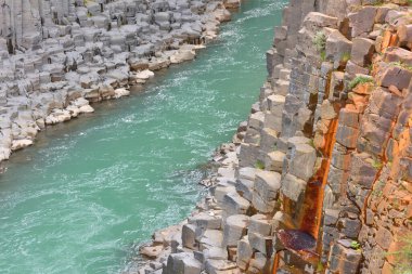 Doğu İzlanda 'daki Studlagil bazalt kanyonu. Kanyon, Doğu İzlanda 'daki Jokuldalur Vadisi' nin üst kesiminde yer almaktadır.