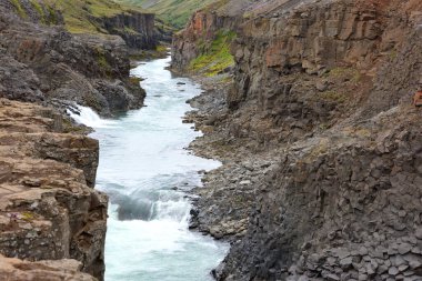 Doğu İzlanda 'daki Studlagil bazalt kanyonu. Kanyon, Doğu İzlanda 'daki Jokuldalur Vadisi' nin üst kesiminde yer almaktadır.