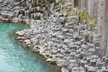 Doğu İzlanda 'daki Studlagil bazalt kanyonu. Kanyon, Doğu İzlanda 'daki Jokuldalur Vadisi' nin üst kesiminde yer almaktadır.