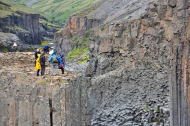 İzlanda - 25 Temmuz 2024: Doğu İzlanda 'daki Studlagil bazalt kanyonunu ziyaret eden bilinmeyen kişiler. Kanyon, Doğu İzlanda 'daki Jokuldalur Vadisi' nin üst kesiminde yer almaktadır.