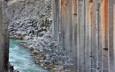Doğu İzlanda 'daki Studlagil bazalt kanyonu. Kanyon, Doğu İzlanda 'daki Jokuldalur Vadisi' nin üst kesiminde yer almaktadır.