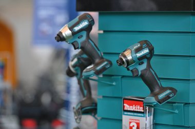 Kaunas, Litvanya - 27 Mart 2025: Kaunas, Litvanya 'da satılık profesyonel elektrikli Makita marka kompresörü.