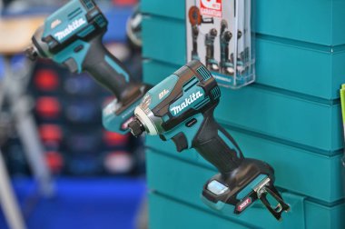 Kaunas, Litvanya - 27 Mart 2025: Kaunas, Litvanya 'da satılık profesyonel elektrikli Makita marka kompresörü.