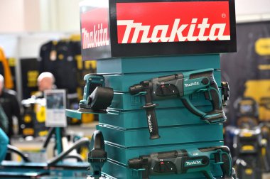 Kaunas, Litvanya - 27 Mart 2025: Kaunas, Litvanya 'da satılık profesyonel elektrikli Makita marka kompresörü.