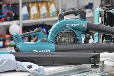 Kaunas, Litvanya - 27 Mart 2025: Kaunas, Litvanya 'da satılık profesyonel elektrikli Makita marka kompresörü.