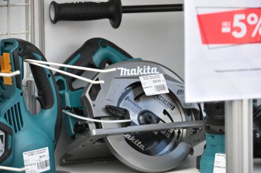 Kaunas, Litvanya - 27 Mart 2025: Kaunas, Litvanya 'da satılık profesyonel elektrikli Makita marka kompresörü.