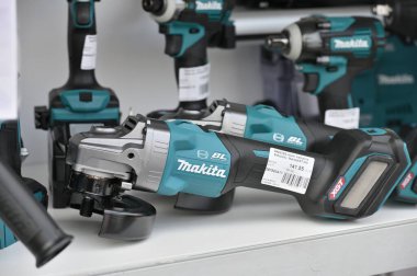 Kaunas, Litvanya - 27 Mart 2025: Kaunas, Litvanya 'da satılık profesyonel elektrikli Makita marka kompresörü.